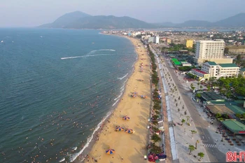 Biển Thiên Cầm đông đúc người trong chiều ngày 3/5 vừa qua. (Nguồn: báo Hà Tĩnh)