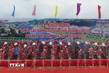 Các đại biểu thực hiện nghi thức động thổ tại công trình. (Ảnh: Hương Thu/TTXVN)