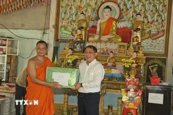 Ông Trần Chí Hùng, Phó Chủ tịch Ủy ban Nhân dân tỉnh Hậu Giang tặng quà cho đại diện Chùa Ôchumprứcsa. (Ảnh: Duy Khương/TTXVN)