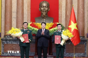 Chủ tịch nước Lương Cường trao Quyết định thăng quân hàm từ Trung tướng lên Thượng tướng đối với ông Đỗ Xuân Tụng, Phó Chủ nhiệm Tổng cục Chính trị Quân đội nhân dân Việt Nam và ông Đỗ Văn Bảnh, Chính ủy Học viện Quốc phòng. (Ảnh: Lâm Khánh/TTXVN)