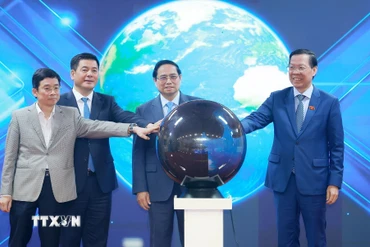 Thủ tướng Phạm Minh Chính và các đại biểu thực hiện nghi thức công bố kết quả xuất nhập khẩu năm 2025. (Ảnh: Dương Giang/TTXVN)