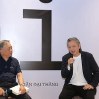 Từ mê đọc, vẽ bìa, làm sách, bán sách, đến theo đuổi những ấn bản đặc biệt, hành trình nghề nghiệp của họa sỹ Trần Đại Thắng (phải) được kể lại bằng trải nghiệm của người ở trong cuộc. (Ảnh: Minh Thu/Vietnam+)