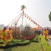 Dựng cây nêu ngày Tết. (Ảnh: Thanh Tùng/TTXVN)