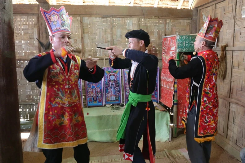 Tái hiện nghi lễ Cấp sắc của người Dao. (Ảnh: Diễm Hằng/Vietnam+)