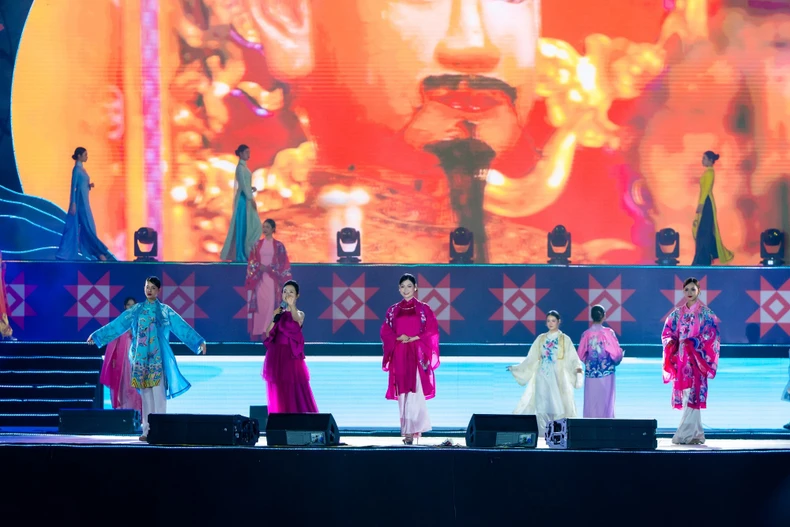 Di sản các vùng miền được tái hiện qua lăng kính thời trang. (Ảnh: CTV/Vietnam+)