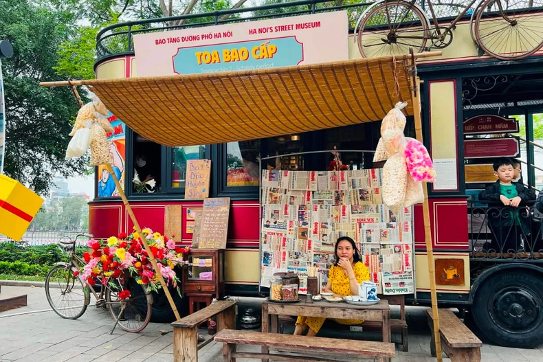 Một góc "bảo tàng" trên hành trình "Chạm miền ký ức" Hà Nội. (Ảnh: Mai Mai/Vietnam+)