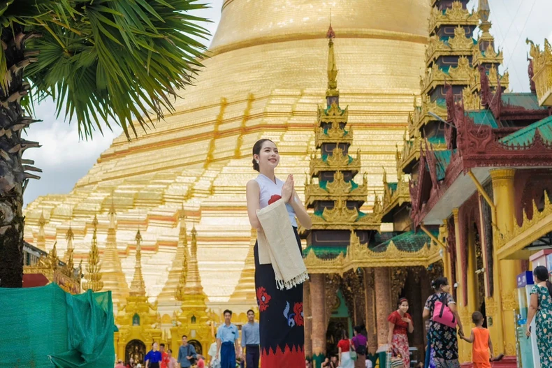 Thanh Thủy diện trang phục truyền thống Myanmar trong chuyến thăm Shwedagon Pagoda. (Ảnh: CTV/Vietnam+)