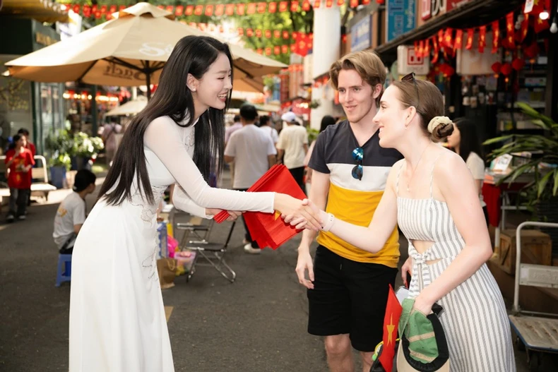 Du khách quốc tế xúc động khi nhận món quà ý nghĩa từ những người bạn Việt Nam. (Ảnh minh họa: CTV/Vietnam+)