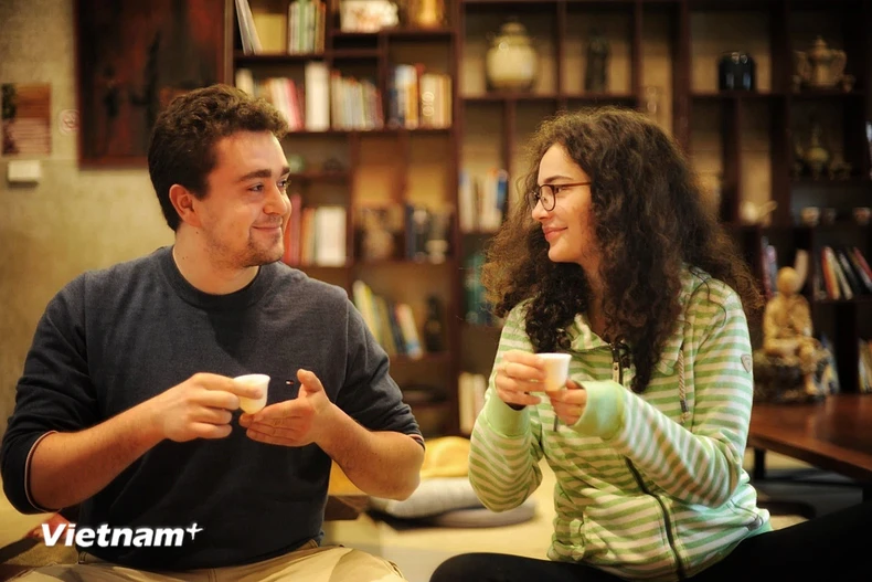 Du khách quốc tế trải nghiệm trà Việt. (Ảnh: CTV/Vietnam+)