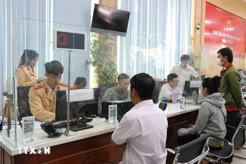 Việc chuyển giao chức năng nhiệm vụ từ các sở, ngành sang công an thành phố Huế không làm gián đoạn tiến độ giải quyết công việc của người dân. (Ảnh: Tường Vi/TTXVN)