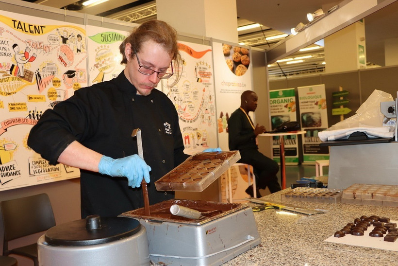 Một thợ chocolate trình diễn sản xuất chocolat thủ công. (Ảnh: Hương Giang/TTXVN)