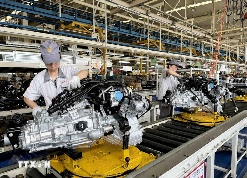 Công nhân làm việc tại dây chuyền lắp ráp ô tô của Tập đoàn ô tô Thành Công, tỉnh Sơn Tây, Trung Quốc. (Ảnh: Công Tuyên/TTXVN)