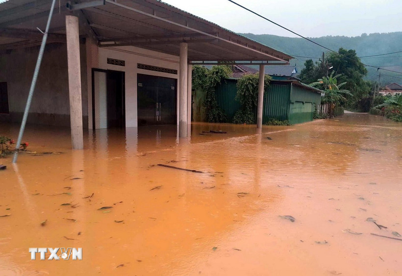 Nước sông Gianh dâng cao khiến nhiều nhà dân tại xã Thanh Thạch, huyện Tuyên Hóa, tỉnh Quảng Bình, bị ngập sâu. (Ảnh: TTXVN phát)