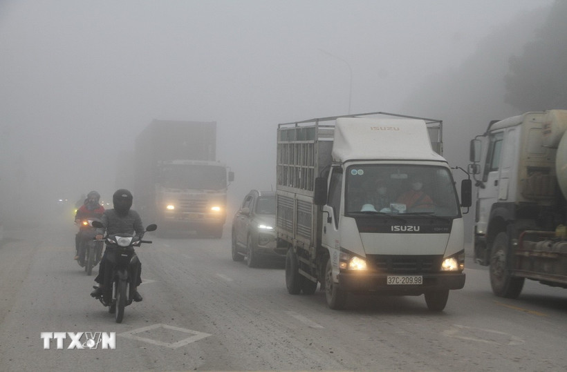 Để tránh xảy ra tai nạn giao thông, các phương tiện phải giảm tốc độ, đồng thời bật đèn để đảm bảo an toàn. (Ảnh: Văn Tý/TTXVN)