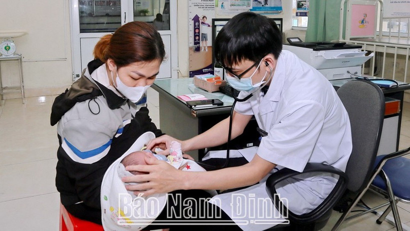 Bác sỹ Bệnh viện Nhi Nam Định khám bệnh cho bệnh nhi. (Nguồn: báo Nam Định)