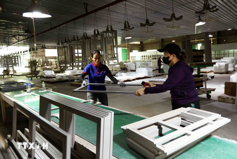 Sản xuất đồ gỗ nội thất xuất khẩu sang thị trường châu Âu. (Ảnh: Vũ Sinh/TTXVN)