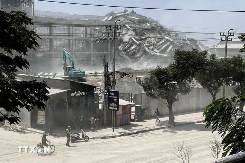 Tòa nhà bị sập do động đất tại Bangkok, Thái Lan, ngày 28/3/2025. (Ảnh: Straits Times/TTXVN)