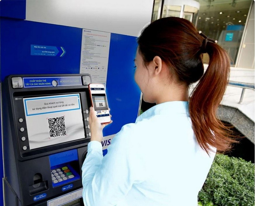 Khách hàng rút tiền nhanh bằng QR tại ATM. (Ảnh: Vietnam+)