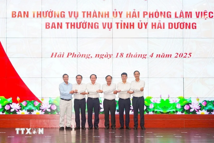 Lãnh đạo hai địa phương Hải Phòng và Hải Dương thể hiện sự đoàn kết, quyết tâm cao. (Ảnh: TTXVN phát)