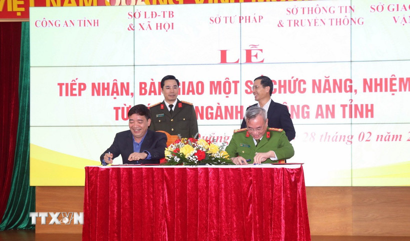 Ký bàn giao chuyển bàn giao 5 chức năng nhiệm vụ quản lý Nhà nước từ các sở, ngành về Công an tỉnh Quảng Ninh. (Ảnh: Văn Đức/TTXVN)
