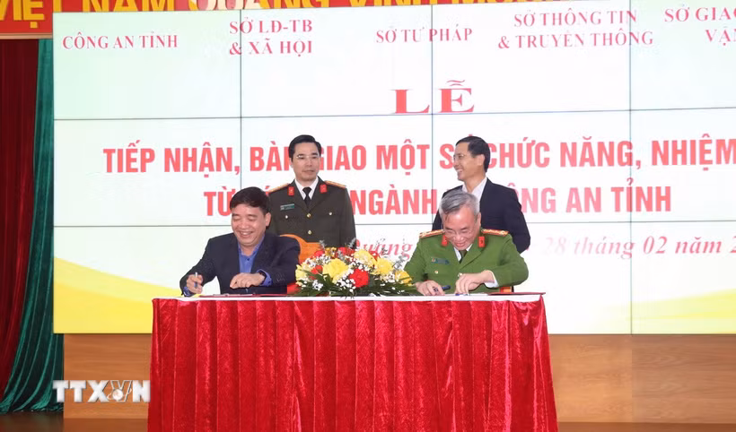 Ký bàn giao chuyển bàn giao 5 chức năng nhiệm vụ quản lý Nhà nước từ các sở, ngành về Công an tỉnh Quảng Ninh. (Ảnh: Văn Đức/TTXVN)