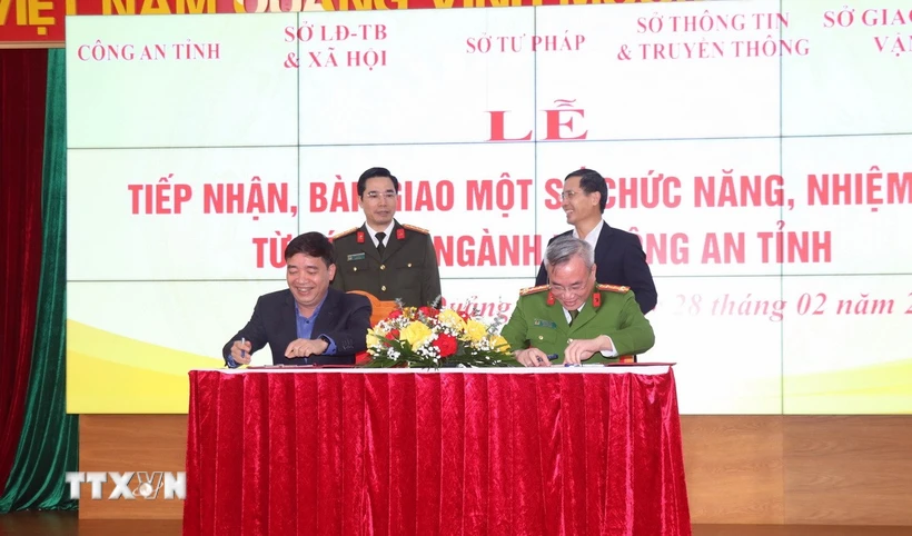 Ký bàn giao chuyển bàn giao 5 chức năng nhiệm vụ quản lý Nhà nước từ các sở, ngành về Công an tỉnh Quảng Ninh. (Ảnh: Văn Đức/TTXVN)