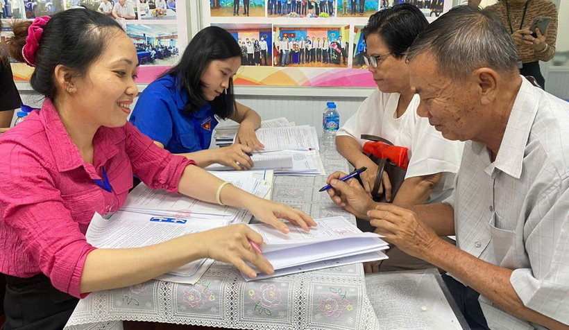 Người dân TP Thủ Đức làm thủ tục nhận tiền bồi thường giải phóng mặt bằng dự án đường Vành đai 2. (Nguồn: báo Sài Gòn giải phóng)