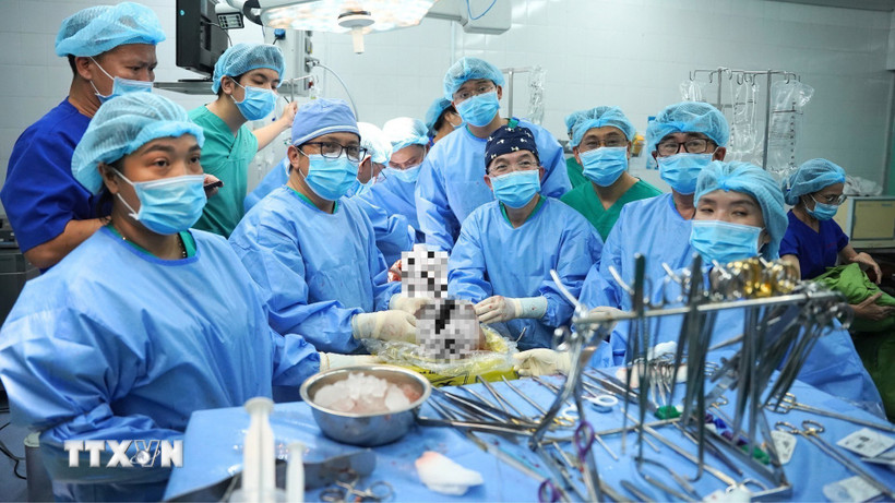 Hàng chục y bác sỹ thực hiện lấy tạng từ người hiến. (Ảnh: TTXVN phát)