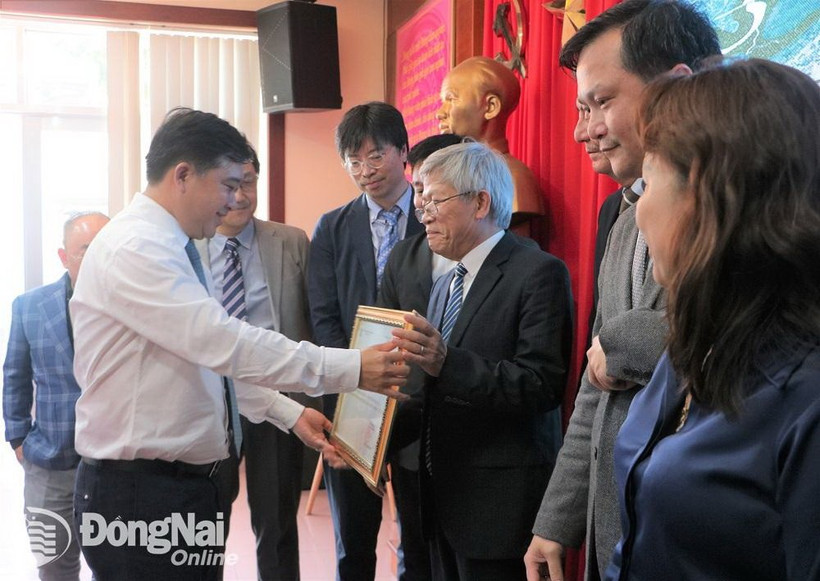 Phó chủ tịch UBND tỉnh Hồ Văn Hà trao giải Nhất cho liên danh đơn vị tư vấn VIAR-NS-CONINCO. (Nguồn: báo Đồng Nai)