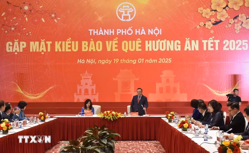 Chủ tịch Ủy ban Nhân dân thành phố Hà Nội Trần Sỹ Thanh phát biểu tại buổi gặp mặt. (Ảnh: Nguyễn Cúc/TTXVN)
