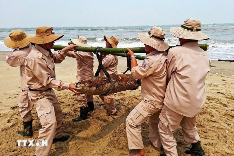 Đội xử lý bom mìn của MAG di chuyển quả bom về khu vực tiêu hủy tập trung, đảm bảo an toàn. (Ảnh: TTXVN phát)