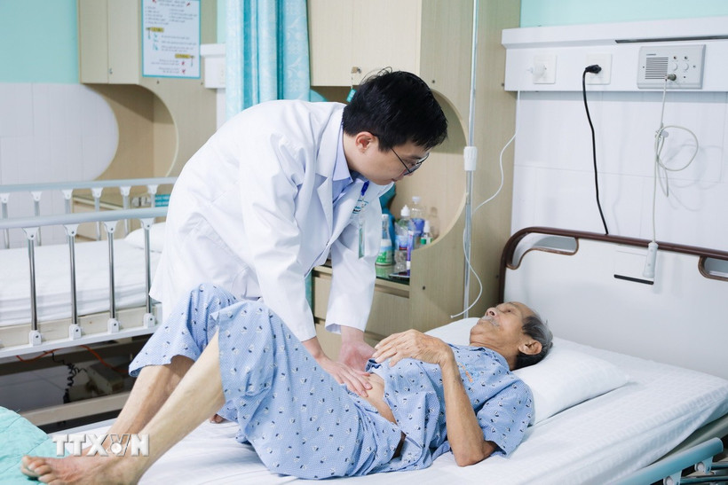 Bác sỹ thăm khám bệnh nhân sau khi phẫu thuật. (Ảnh: Văn Dũng/TTXVN)
