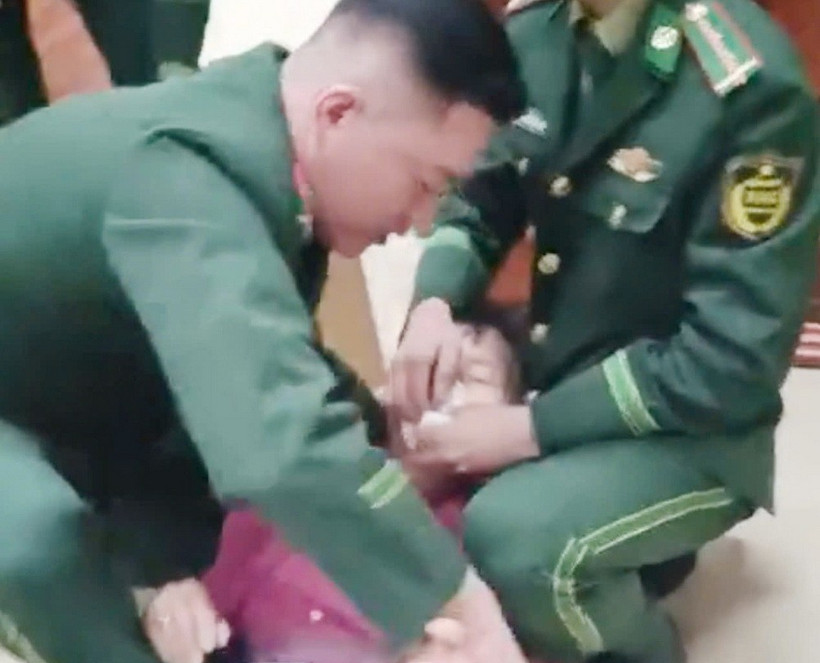 Cán bộ Đồn Biên phòng cửa khẩu Quốc tế Móng Cái sơ cứu cho du khách bị co giật, tim ngừng đập. (Nguồn: Bộ đội Biên phòng tỉnh Quảng Ninh)