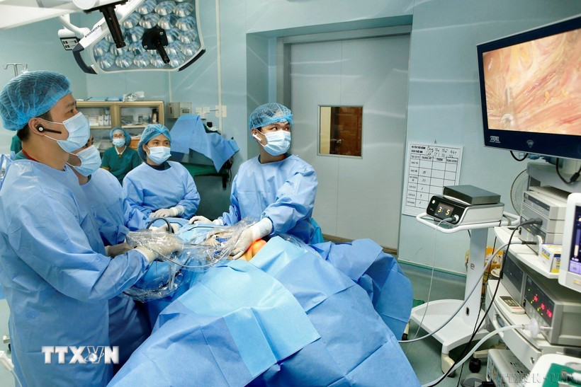 Năm 2018 kết thúc với một tin vui khi kỹ thuật phẫu thuật nội soi tuyến giáp một lỗ của Thạc sỹ-bác sỹ Phan Hoàng Hiệp, Trưởng khoa Điều trị kỹ thuật cao, bệnh viện Nội tiết Trung ương, được bình chọn là một trong 10 thành tựu khoa học công nghệ xuất sắc nhất Việt Nam. (Ảnh: Dương Ngọc/TTXVN)