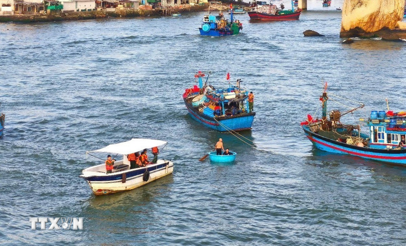 Đồn Biên phòng Cầu Bóng và lực lượng, phương tiện cứu hộ, đồng thời huy động các tàu cá của ngư dân địa phương tham gia tìm kiếm. (Ảnh TTXVN phát)