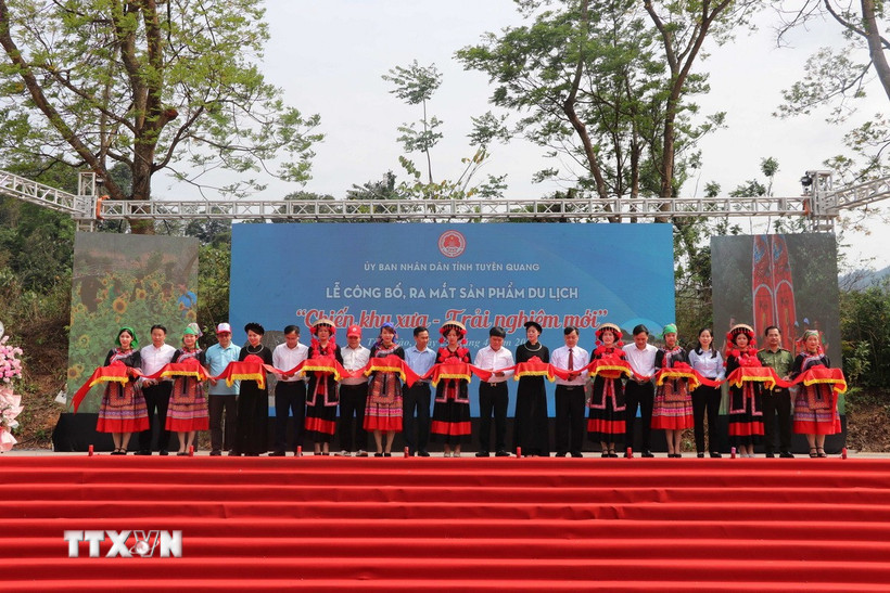 Các đại biểu cắt băng ra mắt sản phẩm du lịch “Chiến khu xưa-trải nghiệm mới” tại Khu di tích Quốc gia đặc biệt Tân Trào, tỉnh Tuyên Quang. (Ảnh: Hoàng Hải/TTXVN)