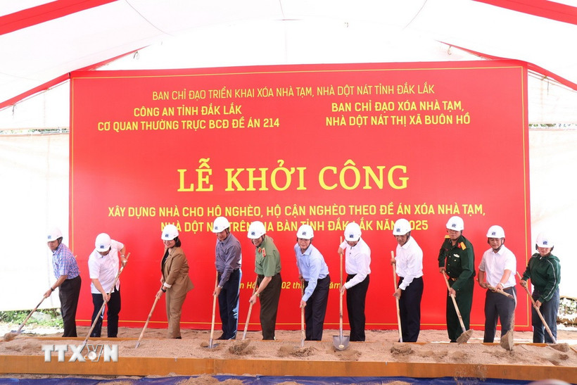 Khởi công xây dựng nhà cho hộ ông Y Thăn Ksơr ở buôn Kmiên, xã Ea Drông, thị xã Buôn Hồ. (Ảnh: Tuấn Anh/TTXVN)