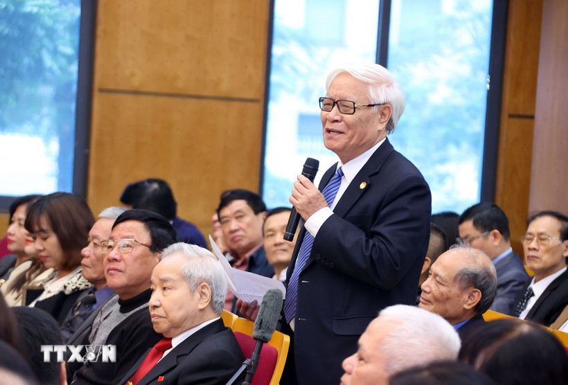 Cử tri quận Ba Đình phát biểu ý kiến. (Ảnh: Văn Điệp/TTXVN)