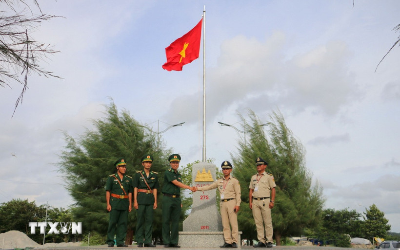 Cán bộ, chiến sỹ Đồn Biên phòng Cửa khẩu quốc tế Tịnh Biên phối hợp với lực lượng chức năng nước bạn đảm bảo an ninh trật tự và phòng, chống các loại tội phạm. (Ảnh: Công Mạo/TTXVN)