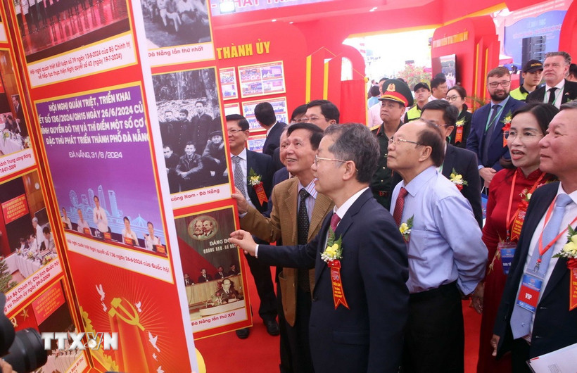 Các đại biểu tham quan triển lãm. (Ảnh: Trần Lê Lâm/TTXVN)