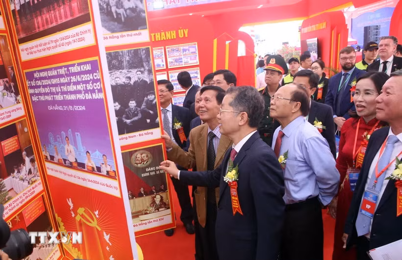 Các đại biểu tham quan triển lãm. (Ảnh: Trần Lê Lâm/TTXVN)