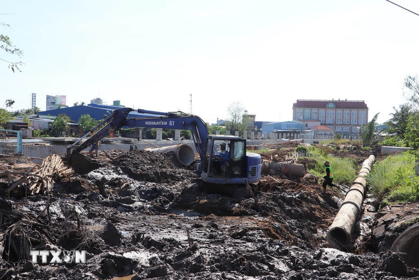 Công nhân thi công trên công trường. (Ảnh: Minh Trí/TTXVN)