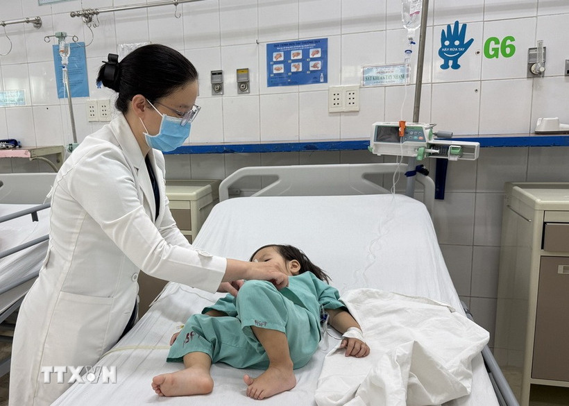 Bệnh nhi Đ.K.A được theo dõi sức khỏe sau phẫu thuật tại Bệnh viện Nhi đồng Đồng Nai. (Ảnh: Lê Xuân/TTXVN)