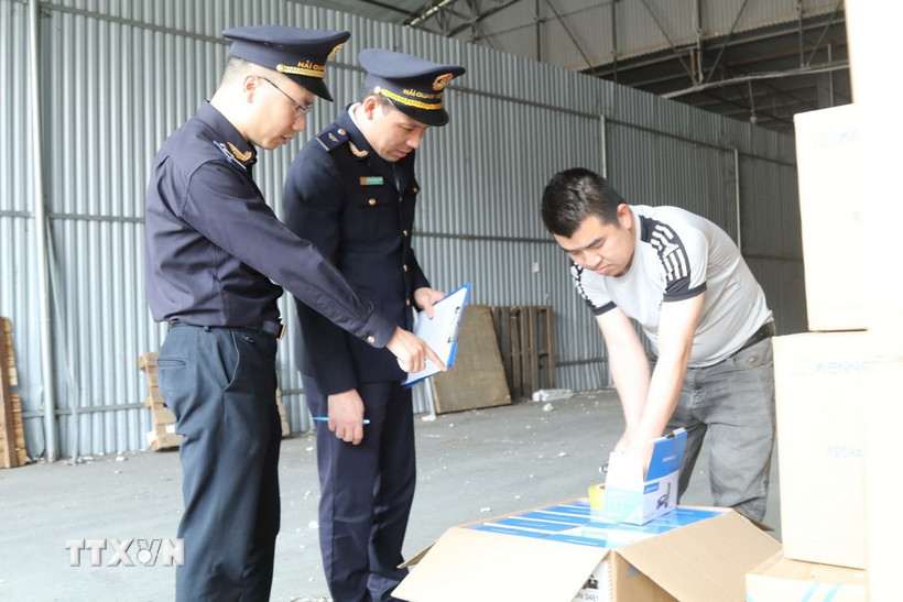 Cán bộ Đội Hải quan cửa khẩu Chi Ma kiểm soát hàng hóa tại kho bãi khu vực cửa khẩu Chi Ma. (Ảnh: Quang Duy /TTXVN)