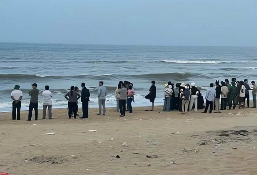 Nhiều người đổ ra bờ biển Vinh Thanh ngóng tìm nam sinh lớp 7 mất tích do sóng cuốn. (Nguồn: báo Tiền phong)