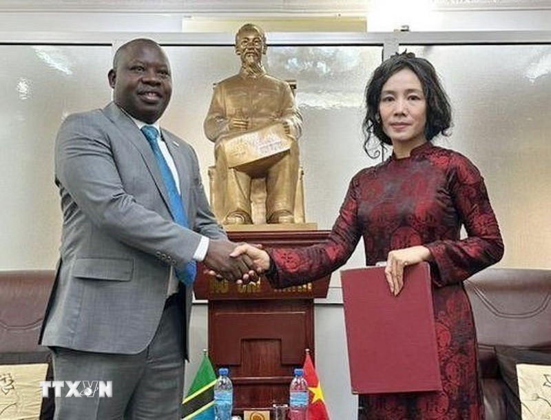 Đại sứ Việt Nam tại Burundi Vũ Thanh Huyền chúc mừng ông Juvenal Sakubu được bổ nhiệm làm Lãnh sự danh dự Việt Nam tại Bujumbura, Cộng hòa Burundi. (Ảnh: TTXVN phát)