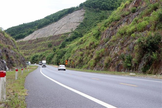 Phương tiện lưu thông trên một đoạn tuyến cao tốc đưa vào khai thác, vận hành. (Ảnh: Đỗ Trưởng/TTXVN)