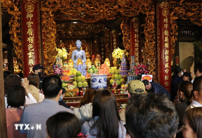 Đông đảo du khách đến chùa Phật Tích lễ Phật, cầu bình an. (Ảnh: Thanh Thương/TTXVN)