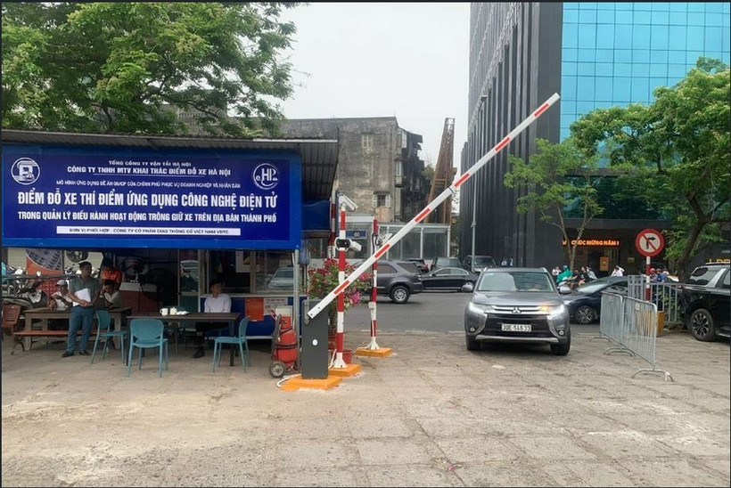 Các xe ôtô ra vào bãi trông xe sẽ được nhận dạng thông qua thẻ thu phí điện tử không dừng. (Anhyr: Việt Hùng