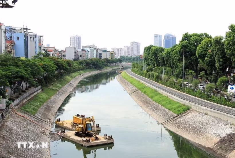 Đẩy nhanh thực hiện dự án làm sạch sông Tô Lịch. (Ảnh: TTXVN phát)